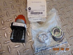 ALLEN BRADLEY 800T-QH2A SER V INDICATOR PILOT LIGHT AMEBER LENS