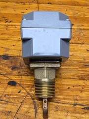 PENN JOHNSON CONTROLS F261KAH-V01 FLOW SWITCH 1″