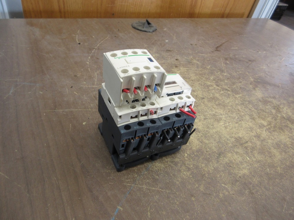 Schneider Electric Reversing Contactor LC2D18G7 120V Coil 32A 600V Used